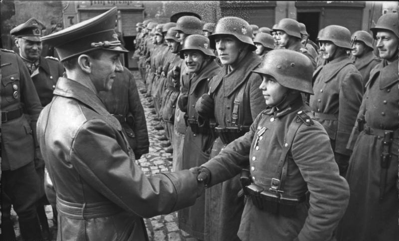 bundesarchiv_bild_183-j31305_auszeichnung_des_hitlerjungen_willi_hc3bcbner