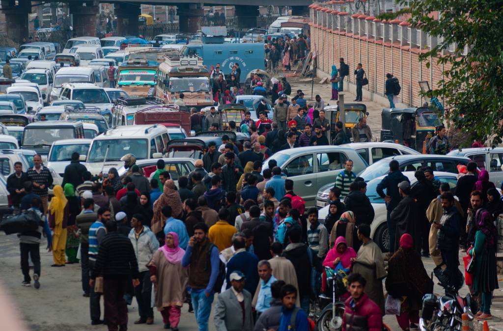 Terremoto de 7,5 graus mata mais de 180 pessoas na Ásia
