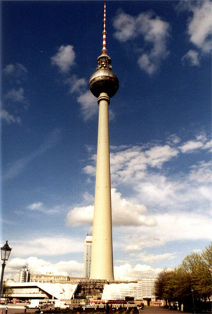 15. Berliner Fernsehturm. Com 368 metros de altura, ela foi inaugurada em 1969 em Berlim, na Alemanha. É a torre mais antiga desta lista. 15. Berliner Fernsehturm. Com 368 metros de altura, ela foi inaugurada em 1969 em Berlim, na Alemanha. É a torre mais antiga desta lista.