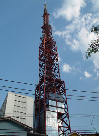 A TV Bandeirantes alega que sua antena, em São Paulo, é a mais alta da América Latina. No entanto, a colorida torre tem 212 metros de altura, 12 a menos que a Torre de Brasília. A TV Bandeirantes alega que sua antena, em São Paulo, é a mais alta da América Latina. No entanto, a colorida torre tem 212 metros de altura, 12 a menos que a Torre de Brasília.