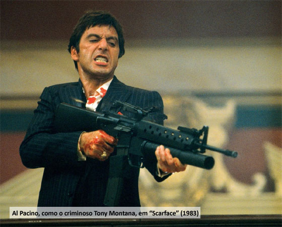 VILÕES: Além de mais personagens, cada vez mais atores latinos apareceram nas telonas de Hollywood. Um tipo comum de retrato latino em filmes da época era no papel de inimigo que heróis norte-americanos como Sylvester Stallone, em <i>Rambo</i> (1982), e Chuck Norris, em <i>Missing in action</i> (1984), têm que derrotar. Outro retrato comum é o do latino como narcotraficante, como em <i>Scarface</i> (1983). E muitas vezes os latinos continuaram a ser secundários e estereotipados como em <i>Fort Apache, the Bronx</i> (1981), em que Rachel Ticotin interpreta uma enfermeira sem muita relevância para a trama. Em <i>Death Wish II</i> (1982) Silvana Gallardo faz o papel de uma empregada doméstica e em <i>Tequila Sunrise</i> (1988) Raúl Juliá encarna um policial corrupto. VILÕES: Além de mais personagens, cada vez mais atores latinos apareceram nas telonas de Hollywood. Um tipo comum de retrato latino em filmes da época era no papel de inimigo que heróis norte-americanos como Sylvester Stallone, em <i>Rambo</i> (1982), e Chuck Norris, em <i>Missing in action</i> (1984), têm que derrotar. Outro retrato comum é o do latino como narcotraficante, como em <i>Scarface</i> (1983). E muitas vezes os latinos continuaram a ser secundários e estereotipados como em <i>Fort Apache, the Bronx</i> (1981), em que Rachel Ticotin interpreta uma enfermeira sem muita relevância para a trama. Em <i>Death Wish II</i> (1982) Silvana Gallardo faz o papel de uma empregada doméstica e em <i>Tequila Sunrise</i> (1988) Raúl Juliá encarna um policial corrupto.