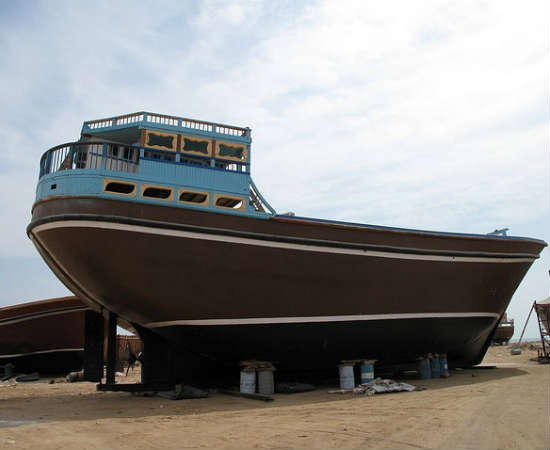 Lenj: tratam-se de barcos tradicionais iranianos, construídos sob uma série de especificações e rituais. Estes barcos são utilizados em festivais sobre navegação, que são bastante fortes na cultura local. As lendas sobre os Lenji são passadas entre gerações por meio de contação de histórias.