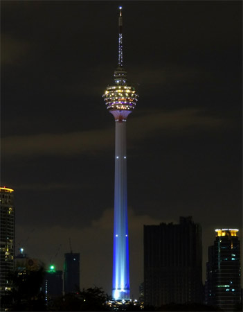 7. Menara Kuala Lumpur. A torre inaugurada em 1996 na capital da Malásia tem 420 metros de altura. 7. Menara Kuala Lumpur. A torre inaugurada em 1996 na capital da Malásia tem 420 metros de altura.