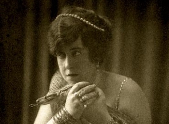 Aimee Crocker teve uma vida recheada de escândalos, principalmente levando em consideração que ela nasceu em meados do século 19. Além das festas intermináveis, essa norte-americana se tornou famosa por suas aventuras no Oeste dos Estados Unidos. Ela também passou 10 anos viajando pelo mundo, por países como Índia e China. Aimee Crocker teve uma vida recheada de escândalos, principalmente levando em consideração que ela nasceu em meados do século 19. Além das festas intermináveis, essa norte-americana se tornou famosa por suas aventuras no Oeste dos Estados Unidos. Ela também passou 10 anos viajando pelo mundo, por países como Índia e China.