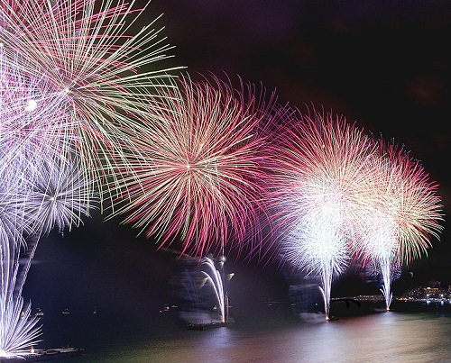 Comuns nas nossas festas de ano-novo, os fogos de artifício foram inventados na China, com tubos de bambu cheios de salitre, enxofre e carvão. Assim nasceu o primeiro sistema de propulsão da história. Comuns nas nossas festas de ano-novo, os fogos de artifício foram inventados na China, com tubos de bambu cheios de salitre, enxofre e carvão. Assim nasceu o primeiro sistema de propulsão da história.