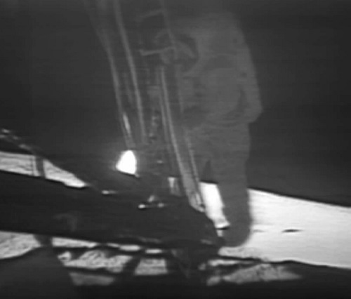 Em 1969, mais de 1 bilhão de pessoas viram pela TV a chegada do homem à Lua. As pegadas deixadas por Neil Armstrong e Buzz Aldrin devem ficar lá por 10 mil anos. Em 1969, mais de 1 bilhão de pessoas viram pela TV a chegada do homem à Lua. As pegadas deixadas por Neil Armstrong e Buzz Aldrin devem ficar lá por 10 mil anos.