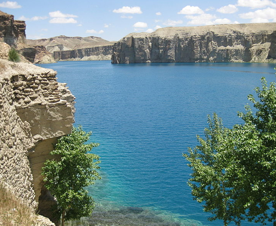 Que tal passar suas próximas férias no Afeganistão? Na parte central do país você encontra o Parque Nacional de Band-E Amir - um verdadeiro oásis em meio ao deserto. O paraíso é formado por seis lagos de águas azuis circundados por penhascos de calcário. Ah, só fique de olho nas estradas que levam ao parque, pois o Talibã e as milícias locais deixaram muitas minas enterradas na região.