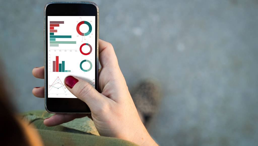 Fechar aplicativos não economiza bateria do celular – e pode até piorar a performance do aparelho