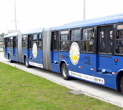 Com duas articulações, esse tipo de ônibus já circulou em algumas cidades brasileiras. Os biarticulados carregam o dobro de passageiros que um ônibus normal. Com duas articulações, esse tipo de ônibus já circulou em algumas cidades brasileiras. Os biarticulados carregam o dobro de passageiros que um ônibus normal.