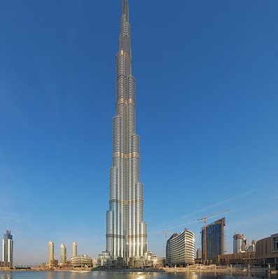 Outra torre que faz das Arábias uma terra para roteirista nenhum botar defeito. O Burj Khalifa é o maior arranha-céu já feito pelo homem: são 828 metros de altura! Outra torre que faz das Arábias uma terra para roteirista nenhum botar defeito. O Burj Khalifa é o maior arranha-céu já feito pelo homem: são 828 metros de altura!