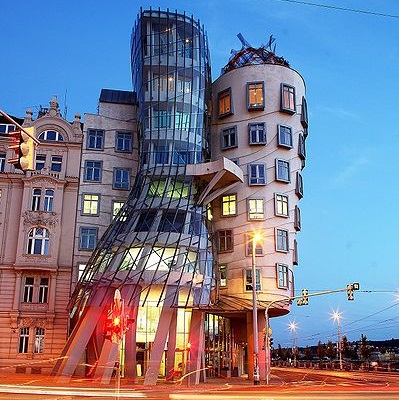 A noite de Praga, na República Tcheca, é tão boa que até as casas dançam. Ou pelo menos essa, um dos cartões-postais da cidade. Construída na década de 90, a casa serve de sede para empresas internacionais. Vale dizer que há quem chame o lugar de casa bêbada, pelo formato cambaleante da estrutura. A noite de Praga, na República Tcheca, é tão boa que até as casas dançam. Ou pelo menos essa, um dos cartões-postais da cidade. Construída na década de 90, a casa serve de sede para empresas internacionais. Vale dizer que há quem chame o lugar de casa bêbada, pelo formato cambaleante da estrutura.