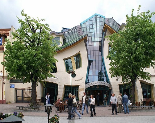 O nome dessa casa é Krzywy Domek, mas pode chamá-la simplesmente de torta. Construída em 2004, ela fica na Polônia e faz parte de um shopping center. O nome dessa casa é Krzywy Domek, mas pode chamá-la simplesmente de torta. Construída em 2004, ela fica na Polônia e faz parte de um shopping center.