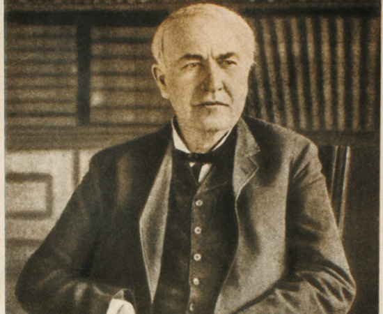 MORTE - Thomas Edison morreu devido às complicações causadas pelo diabetes em 1931, aos 84 anos de idade. Seu corpo está enterrado ao lado da casa em que morava, em Nova Jérsei. Sua esposa, Mina, viveu até 1947. O inventor recebeu várias homenagens póstumas, como o batismo de colégios, pontes, museus, memoriais, um hotel, uma cidade (Edison, Nova Jérsei) e até um asteroide (742 Edisona). MORTE - Thomas Edison morreu devido às complicações causadas pelo diabetes em 1931, aos 84 anos de idade. Seu corpo está enterrado ao lado da casa em que morava, em Nova Jérsei. Sua esposa, Mina, viveu até 1947. O inventor recebeu várias homenagens póstumas, como o batismo de colégios, pontes, museus, memoriais, um hotel, uma cidade (Edison, Nova Jérsei) e até um asteroide (742 Edisona).