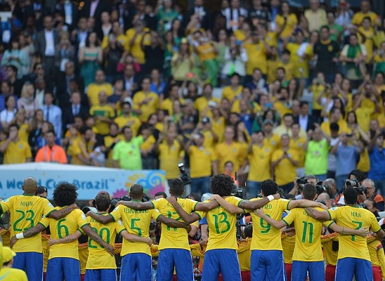 Em campo, a Copa da Zueira não terminou bem. Pelo menos não para a seleção, que perdeu de 7 x 1 para a Alemanha, no Mineirão, em Belo Horizonte. Ainda assim, a imagem dos jogadores cantando o hino de forma intensa vai ficar marcada na memória dos brasileiros por um bom tempo. Em campo, a Copa da Zueira não terminou bem. Pelo menos não para a seleção, que perdeu de 7 x 1 para a Alemanha, no Mineirão, em Belo Horizonte. Ainda assim, a imagem dos jogadores cantando o hino de forma intensa vai ficar marcada na memória dos brasileiros por um bom tempo.