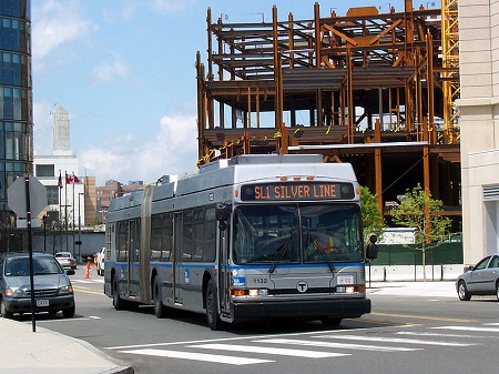 Com tecnologia híbrida, esse tipo de ônibus pode usar vários tipos de energia. O da foto está com os cabos de energia elétrica recolhidos e se move usando diesel.