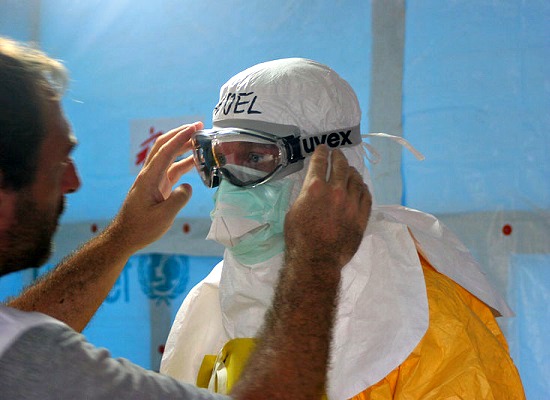 A África Ocidental sofreu com um surto de ebola em 2014. Em agosto, a Organização Mundial de Saúde declarou a epidemia de ebola em estado de emergência internacional. Pela primeira vez foi registrado um caso da doença fora da África. A África Ocidental sofreu com um surto de ebola em 2014. Em agosto, a Organização Mundial de Saúde declarou a epidemia de ebola em estado de emergência internacional. Pela primeira vez foi registrado um caso da doença fora da África.