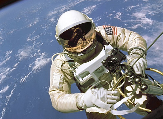 Meses depois, os Estados Unidos alcançaram o mesmo objetivo. O astronauta Ed White se tornou o primeiro norte-americano a fazer uma caminhada espacial. Depois de 15 minutos fora da nave, ele recebeu ordens para voltar. Gargalhando, ele respondeu: Eu não vou entrar... Isso é muito divertido. Ed White voltou à nave, mas não sem antes dizer que aquele era o momento mais triste da minha vida. Meses depois, os Estados Unidos alcançaram o mesmo objetivo. O astronauta Ed White se tornou o primeiro norte-americano a fazer uma caminhada espacial. Depois de 15 minutos fora da nave, ele recebeu ordens para voltar. Gargalhando, ele respondeu: Eu não vou entrar... Isso é muito divertido. Ed White voltou à nave, mas não sem antes dizer que aquele era o momento mais triste da minha vida.