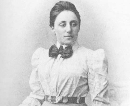 Emmy Noether (1882 - 1935) - Física e matemática alemã que realizou importantes pesquisas sobre a Teoria dos Anéis e Álgebra Abstrata. Elaborou o Teorema de Noether, que explica as relações entre simetria e as leis de conservação da física teórica.