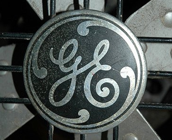 GENERAL ELECTRIC - A General Electric Company, que hoje é uma multinacional de serviços e energia, foi fundada em 1892 pela fusão da companhia energética de Thomas Edison (Edison General Electric) com a Thompson-Houston Company. A fundação da nova empresa foi importante para o inventor, já que ele conseguiu obter direitos sobre várias patentes de concorrentes. GENERAL ELECTRIC - A General Electric Company, que hoje é uma multinacional de serviços e energia, foi fundada em 1892 pela fusão da companhia energética de Thomas Edison (Edison General Electric) com a Thompson-Houston Company. A fundação da nova empresa foi importante para o inventor, já que ele conseguiu obter direitos sobre várias patentes de concorrentes.