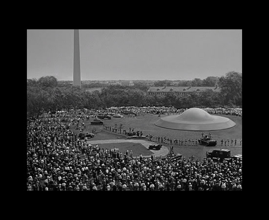 Esta é a nave espacial de Klaatu, o extraterrestre do filme O Dia em que a Terra Parou, de 1951. O alienígena veio em missão de paz.