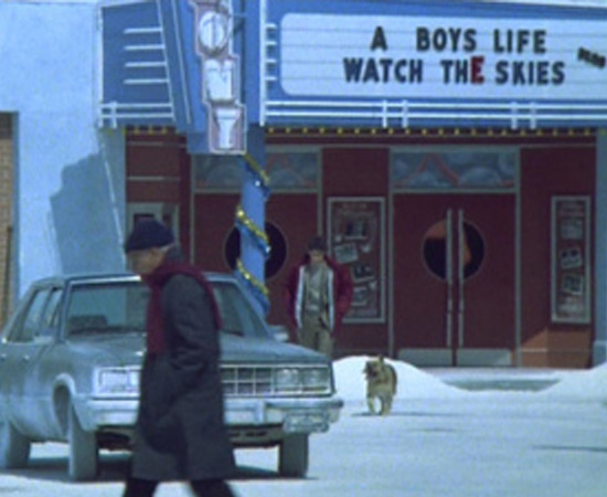 Quando Marty McFly vai ao passado, no ano de 1955, há uma cena que mostra um cinema. Dois filmes estão em cartaz: A Boys Life e Watch the Skies, que são os nomes os projetos originais de Steven Spielberg: E.T. e Contatos Imediatos de Terceiro Grau. Quando Marty McFly vai ao passado, no ano de 1955, há uma cena que mostra um cinema. Dois filmes estão em cartaz: A Boys Life e Watch the Skies, que são os nomes os projetos originais de Steven Spielberg: E.T. e Contatos Imediatos de Terceiro Grau.