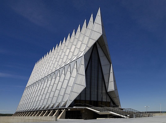 Pode não parecer, mas esse prédio da foto é uma igreja norte-americana. Dentro do prédio, erguido na década de 60 e premiado por diversas instituições de arquitetura desde então, funcionam templos católicos, judeus e protestantes. Pode não parecer, mas esse prédio da foto é uma igreja norte-americana. Dentro do prédio, erguido na década de 60 e premiado por diversas instituições de arquitetura desde então, funcionam templos católicos, judeus e protestantes.