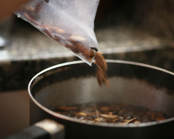 Além de mais nutritivos do que outros tipos de carne, é mais barato criar insetos do que gado. Por terem sangue frio, eles precisam de menos comida, explica Lynn Kimsey, professora de entomologia da Universidade da Califórnia, nos Estados Unidos, e essa ração é mais simples e barata de produzir. Além de mais nutritivos do que outros tipos de carne, é mais barato criar insetos do que gado. Por terem sangue frio, eles precisam de menos comida, explica Lynn Kimsey, professora de entomologia da Universidade da Califórnia, nos Estados Unidos, e essa ração é mais simples e barata de produzir.