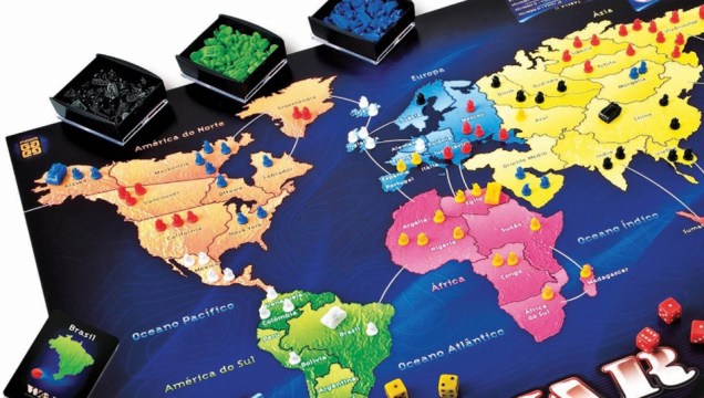 Conquistar territórios e continentes exige muita percepção e astúcia! O mundo está em guerra e cada um luta com as armas que pode. Estratégia é o mote da história. Conquistar territórios e continentes exige muita percepção e astúcia! O mundo está em guerra e cada um luta com as armas que pode. Estratégia é o mote da história.