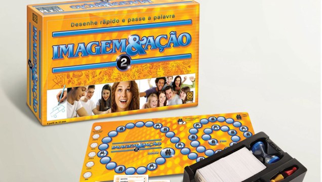 Lápis e papel em mãos para essa brincadeira - que, convenhamos, faz sucesso até hoje. A alegria consiste em desvendar uma palavra a partir de desenhos de alguém da sua equipe. Nada de mímicas ou sons (e essa era a parte mais difícil, hein). Lápis e papel em mãos para essa brincadeira - que, convenhamos, faz sucesso até hoje. A alegria consiste em desvendar uma palavra a partir de desenhos de alguém da sua equipe. Nada de mímicas ou sons (e essa era a parte mais difícil, hein).
