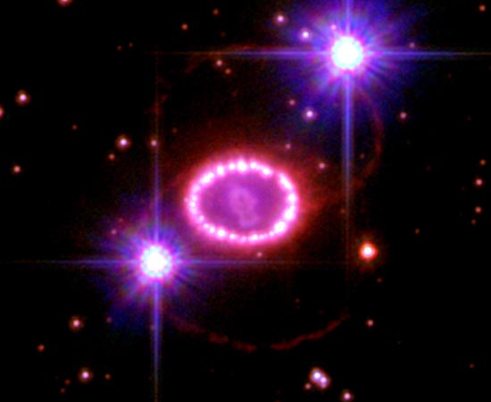 Linha de Pérolas Cósmicas ao redor de uma estrela explodindo. Linha de Pérolas Cósmicas ao redor de uma estrela explodindo.
