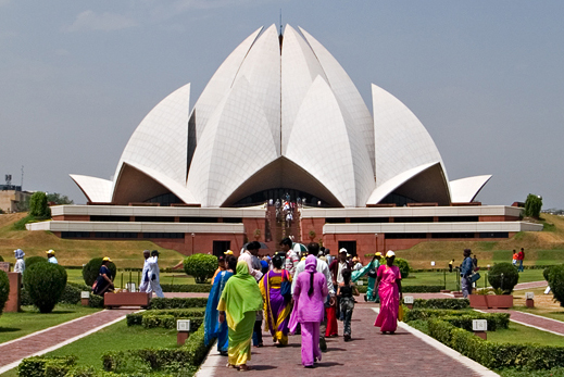 Na Índia dos prédios seculares uma construção bem mais moderna chama atenção. É o Lotus Temple, em formato de flor de lótus. Esse templo foi inaugurado 1986 e fica em Nova Délhi, capital do país. Quer ver mais uma coisa que parece ficção? O Lotus Temple não é dedicado a nenhuma religião específica, mas é aberto para todas as fés do mundo. Na Índia dos prédios seculares uma construção bem mais moderna chama atenção. É o Lotus Temple, em formato de flor de lótus. Esse templo foi inaugurado 1986 e fica em Nova Délhi, capital do país. Quer ver mais uma coisa que parece ficção? O Lotus Temple não é dedicado a nenhuma religião específica, mas é aberto para todas as fés do mundo.