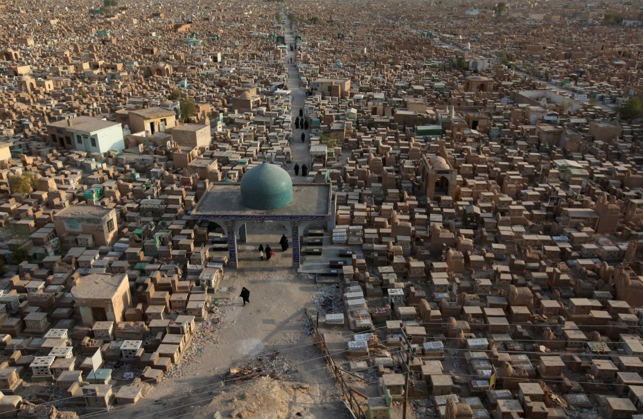O maior cemitério do mundo fica na cidade de Najaf, no Iraque, ao sul de Bagdá. Seu nome, Wadi-us-Salaam, significa Vale da Paz. Xiitas do mundo inteiro competem para serem enterrados no local, que tem aproximadamente 10 km2 de área (cerca de 55 Estádios do Maracanã). O número de túmulos fica na grandeza dos 5 milhões, mas centenas de novos enterros são feitos todos os dias.