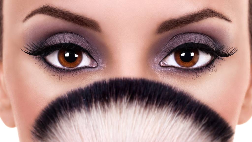 Mulheres que usam maquiagem ganham mais