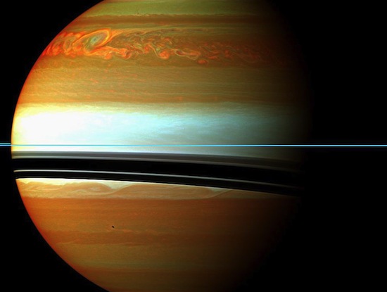 Essa tempestade de Saturno foi a maior já registrada em nosso Sistema Solar. A formação das nuvens no hemisfério norte começou maior que a Terra e logo se espalhou por todo o planeta. Nessa foto, o infravermelho indica as nuvens mais baixas em tom alaranjado, e as mais altas em tons claros. Os anéis de Saturno são vistos quase de lado, indicados pela fina linha azul no centro. A tempestade durou cerca de seis meses. Essa tempestade de Saturno foi a maior já registrada em nosso Sistema Solar. A formação das nuvens no hemisfério norte começou maior que a Terra e logo se espalhou por todo o planeta. Nessa foto, o infravermelho indica as nuvens mais baixas em tom alaranjado, e as mais altas em tons claros. Os anéis de Saturno são vistos quase de lado, indicados pela fina linha azul no centro. A tempestade durou cerca de seis meses.