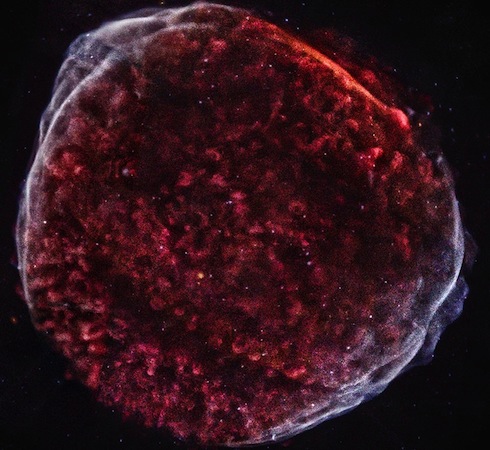 A imagem registra os restos da supernova mais brilhante já conhecida pelo homem. Registros do anos de 1006 D.C. mostram que ela iluminava o céu noturno de regiões agora conhecidas como China, Egito, Iraque, Itália, Japão e Suíça. A nuvem de detritos gerada pela explosão estelar promove um show de luz cósmica até os dias de hoje. Estima-se que a explosão tenha ocorrido 7 mil anos antes da luz alcançar a Terra. A imagem registra os restos da supernova mais brilhante já conhecida pelo homem. Registros do anos de 1006 D.C. mostram que ela iluminava o céu noturno de regiões agora conhecidas como China, Egito, Iraque, Itália, Japão e Suíça. A nuvem de detritos gerada pela explosão estelar promove um show de luz cósmica até os dias de hoje. Estima-se que a explosão tenha ocorrido 7 mil anos antes da luz alcançar a Terra.