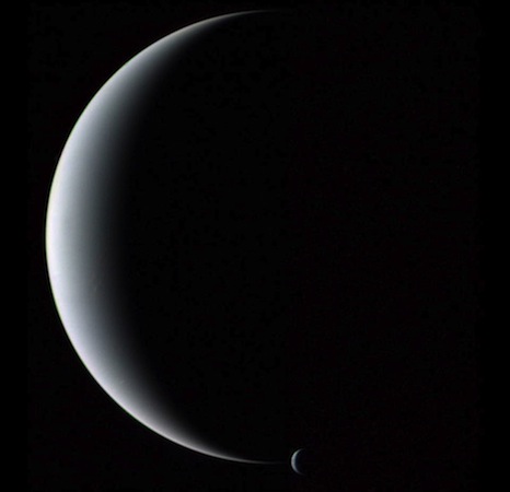 A câmara da sonda Voyager 2 capturou, em 1989, Netuno e Tritão juntos em fase crescente. Essa figura jamais poderia ter sido tomada a partir da Terra, pois a fase crescente de Netuno nunca pode ser observada daqui. Netuno é menor e mais maciço do que Urano, tem vários anéis escuros, e emite mais luz do que recebe do Sol. A câmara da sonda Voyager 2 capturou, em 1989, Netuno e Tritão juntos em fase crescente. Essa figura jamais poderia ter sido tomada a partir da Terra, pois a fase crescente de Netuno nunca pode ser observada daqui. Netuno é menor e mais maciço do que Urano, tem vários anéis escuros, e emite mais luz do que recebe do Sol.