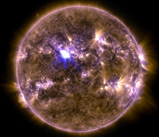 Essa imagem mostra a erupção solar mais forte desse ano até agora. Foi registrada em 11 de abril pelo Solar Dynamics Observatory. Essa imagem mostra a erupção solar mais forte desse ano até agora. Foi registrada em 11 de abril pelo Solar Dynamics Observatory.