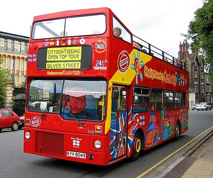 Por falar em ônibus de turismo, não poderíamos nos esquecer daqueles veículos sem teto e muito usados por viajantes. Eles são ideais para quem quer conhecer pontos turísticos do alto de um busão.