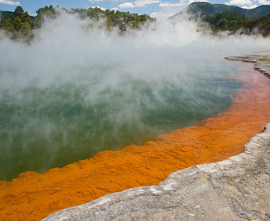 Na área geotermal de Wai-O-Tapu, no norte da Nova Zelândia, você pode encontrar esta ‘Piscina de Champagne’. O nome foi dado por causa da grande quantidade de gás carbônico liberada pela formação. A temperatura da água pode chegar a 260° C, mas na superfície a média é de 73°C.