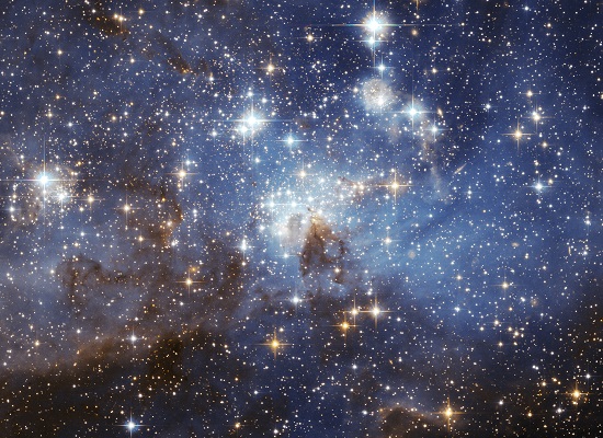 A quase-estrela é hipotética: ela pode ter existido no começo da vida do universo. Se a suposição dos cientistas for correta, a energia de uma quase-estrela seria gerada por matéria sendo dragada por meio de um buraco negro central. A quase-estrela é hipotética: ela pode ter existido no começo da vida do universo. Se a suposição dos cientistas for correta, a energia de uma quase-estrela seria gerada por matéria sendo dragada por meio de um buraco negro central.