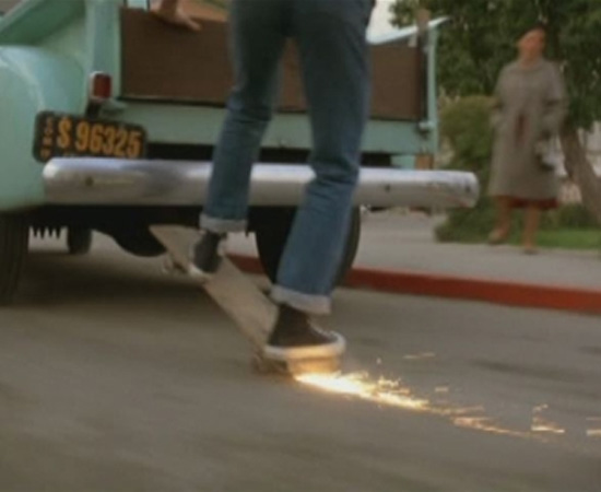 Em 1985, era muito difícil encontrar especialistas em skate, já que o esporte não era muito popular. Assim, um dos produtores do filme foi até Venice Beach, uma praia frequentada por pessoas com hobbies inusitados. Lá ele encontrou Per Wellinder, campeão europeu de skate, que se tornou um dos dublês de Michael J. Fox. Em 1985, era muito difícil encontrar especialistas em skate, já que o esporte não era muito popular. Assim, um dos produtores do filme foi até Venice Beach, uma praia frequentada por pessoas com hobbies inusitados. Lá ele encontrou Per Wellinder, campeão europeu de skate, que se tornou um dos dublês de Michael J. Fox.