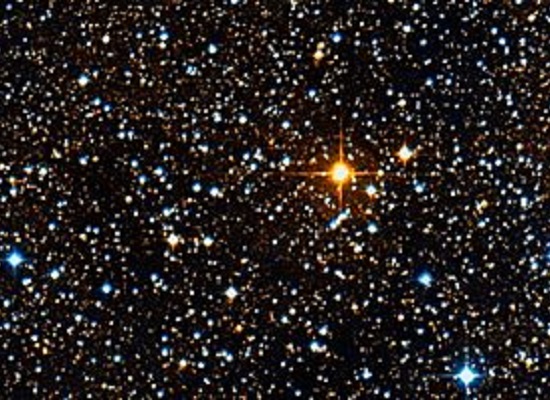 A massa das estrelas supergigantes é entre 8 e 70 vezes maior que a do Sol. Por isso, elas têm um ciclo de vida curto, pelo menos para padrões estelares: só 50 milhões de anos. A massa das estrelas supergigantes é entre 8 e 70 vezes maior que a do Sol. Por isso, elas têm um ciclo de vida curto, pelo menos para padrões estelares: só 50 milhões de anos.
