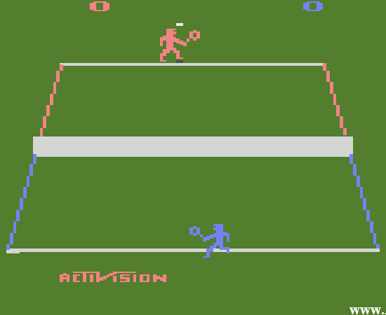 TENNIS (1981) - É um jogo que simula uma partida real de tênis. Por causa das limitações gráficas, a bolinha é representada por um retângulo.