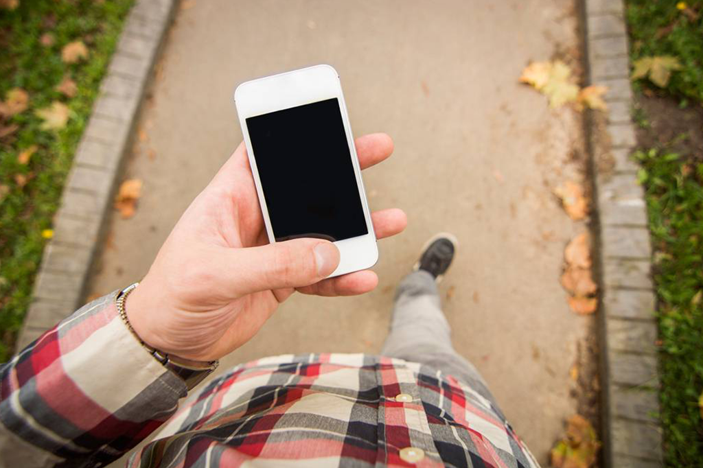 Você anda de um jeito diferente quando está digitando no celular
