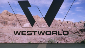 O logo que Logan e William vêem ao chegar em Westworld é diferente do que aparece na companhia.