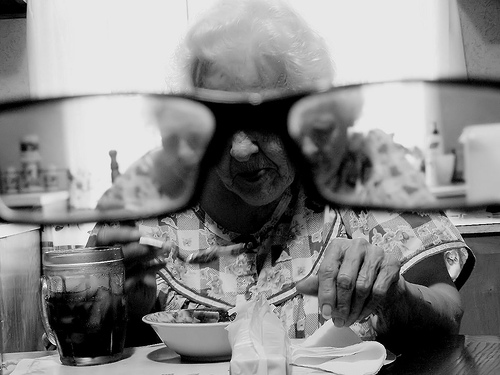 Qual o melhor jeito de limpar óculos?