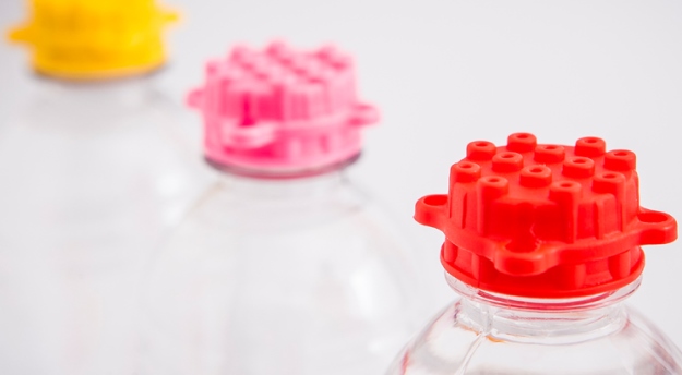 Brasileiro cria tampa de garrafa reutilizável, divertida e sustentável