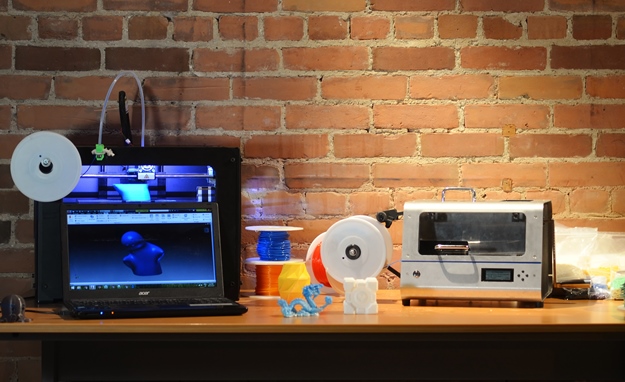 Máquina transforma plástico reciclado em filamento para impressora 3D