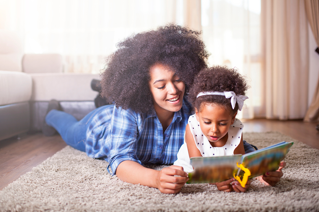 Quer fortalecer os laços com seus filhos? Desista dos e-books