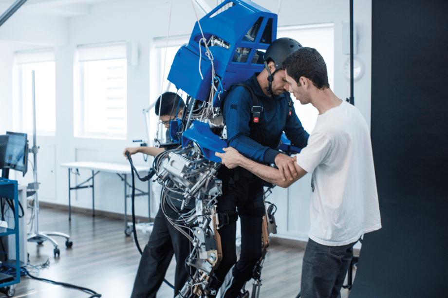 A reportagem da SUPER visitou o epicentro da pesquisa. Fica em um pr&eacute;dio comercial insuspeito, no bairro paulistano do Sumarezinho. Computadores e equipamentos de fisioterapia e de realidade virtual se espalham pelos 150 m2 do laborat&oacute;rio.